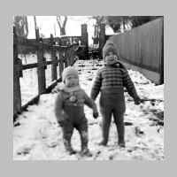 022-0550 Christel und Klaus Peterson, 2 und 4 Jahre alt auf der Treppe zum Friedhof (Himmelsleiter).jpg